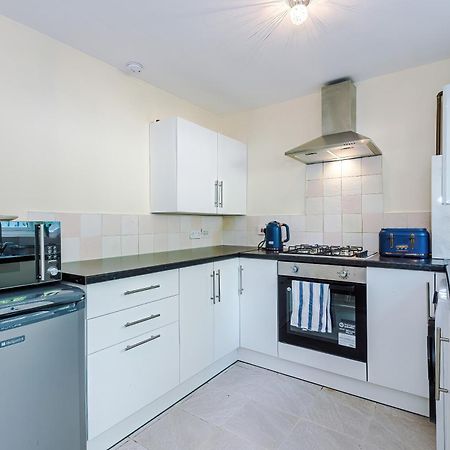 Manchester Comfortable 3 Bedroom House, Free Parking, Wifi & Disneyplus ウォースリー エクステリア 写真