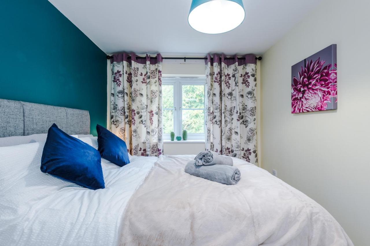 Manchester Comfortable 3 Bedroom House, Free Parking, Wifi & Disneyplus ウォースリー エクステリア 写真