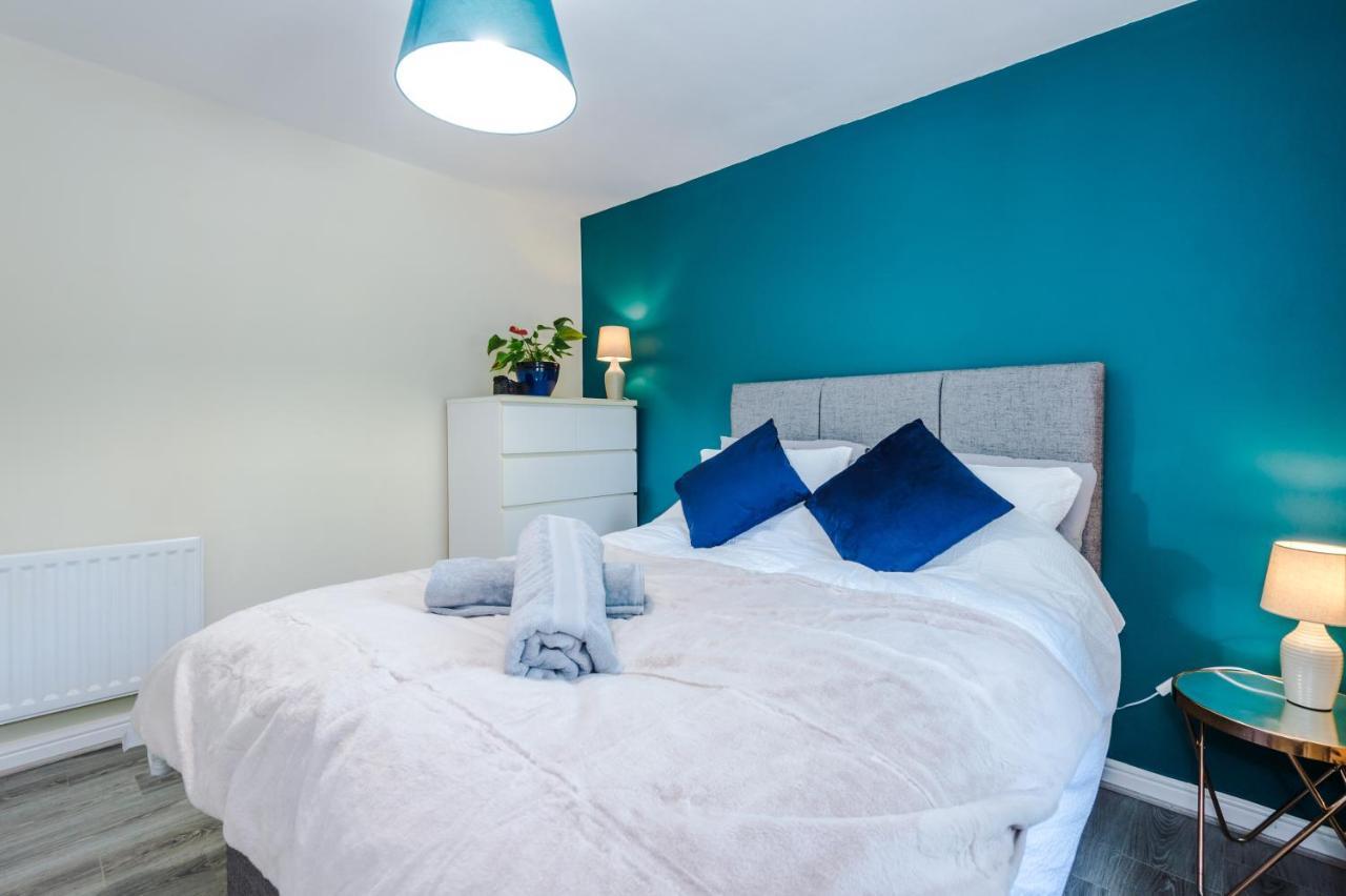 Manchester Comfortable 3 Bedroom House, Free Parking, Wifi & Disneyplus ウォースリー エクステリア 写真