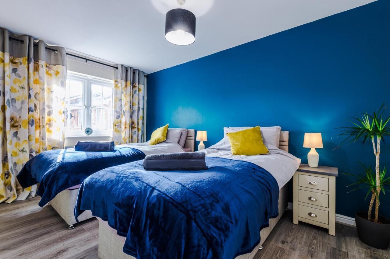 Manchester Comfortable 3 Bedroom House, Free Parking, Wifi & Disneyplus ウォースリー エクステリア 写真