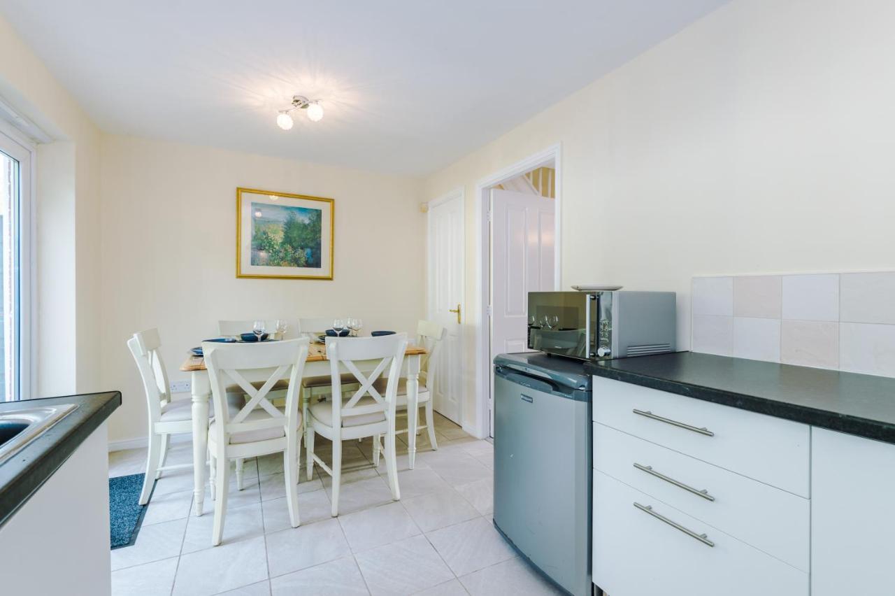 Manchester Comfortable 3 Bedroom House, Free Parking, Wifi & Disneyplus ウォースリー エクステリア 写真