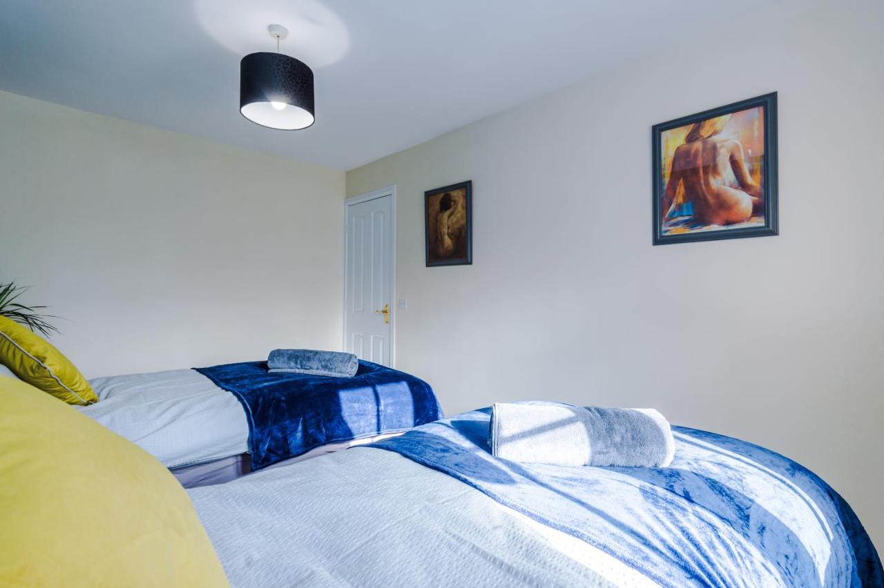 Manchester Comfortable 3 Bedroom House, Free Parking, Wifi & Disneyplus ウォースリー エクステリア 写真