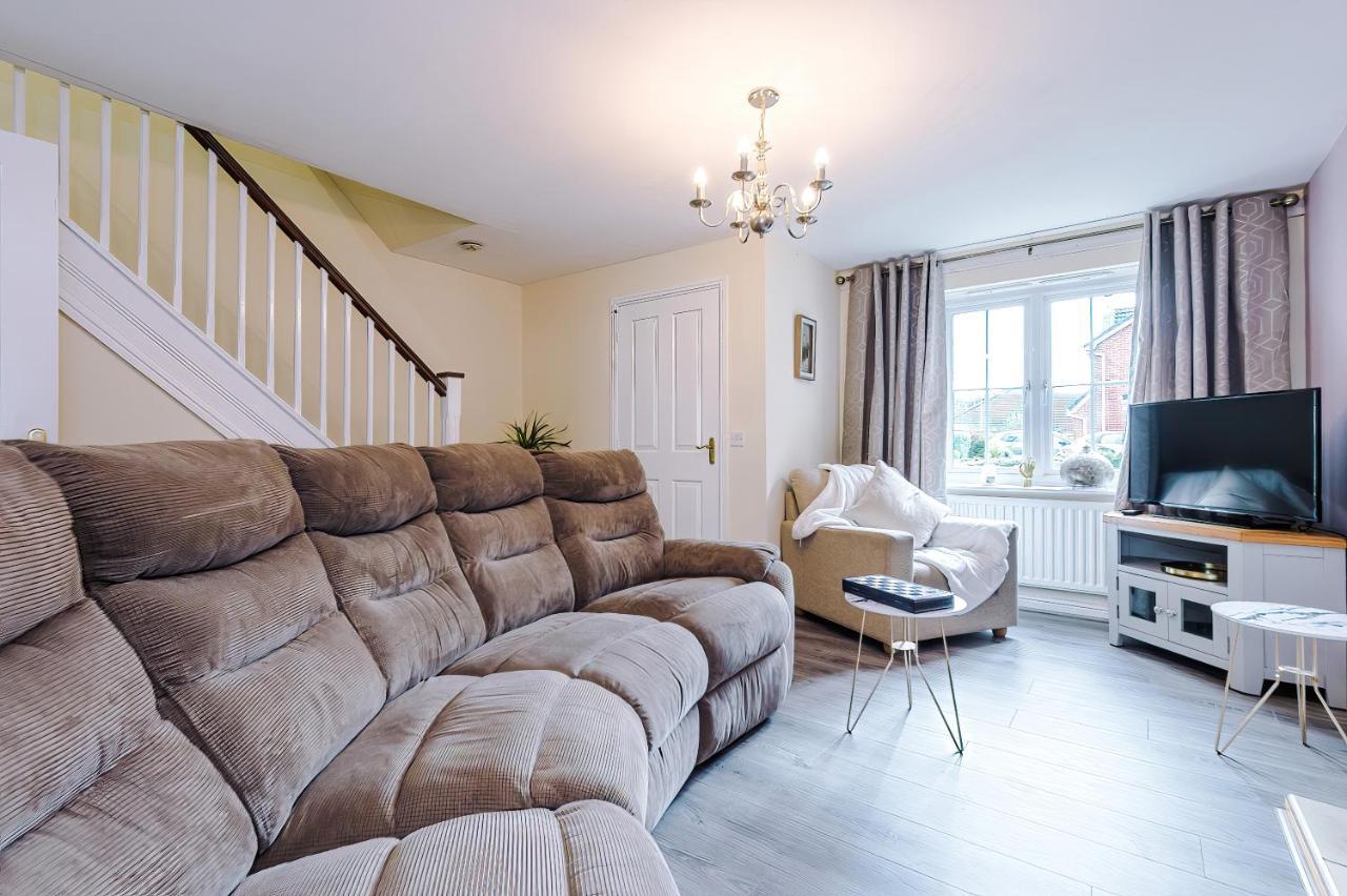 Manchester Comfortable 3 Bedroom House, Free Parking, Wifi & Disneyplus ウォースリー エクステリア 写真