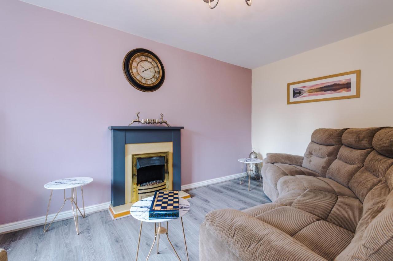 Manchester Comfortable 3 Bedroom House, Free Parking, Wifi & Disneyplus ウォースリー エクステリア 写真