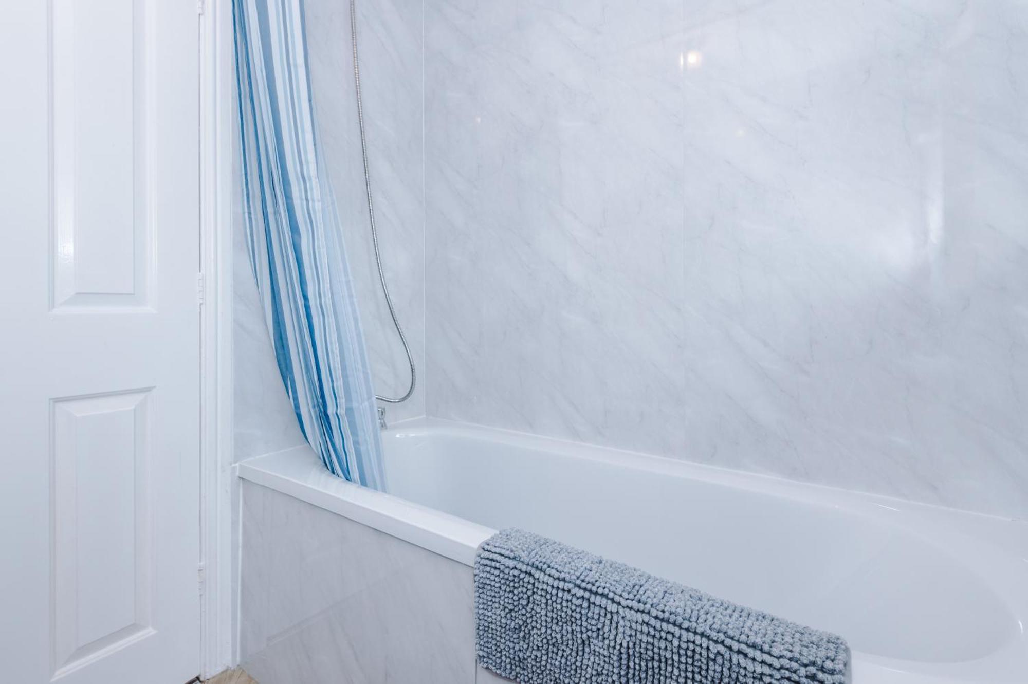 Manchester Comfortable 3 Bedroom House, Free Parking, Wifi & Disneyplus ウォースリー エクステリア 写真
